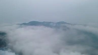 4K航拍延时大山深处山顶云雾缭绕推进视频的预览图